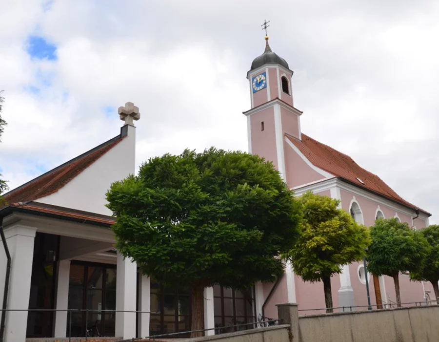 Neuer Fassadenanstrich alte Kirche