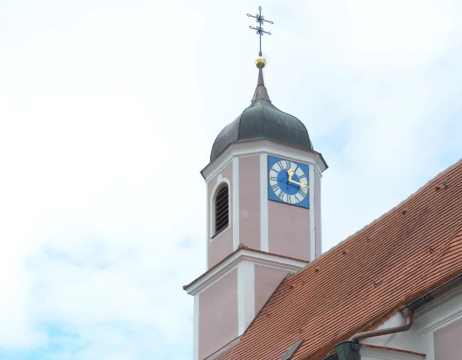 Renovierte Turmuhr und Turmbekrönung